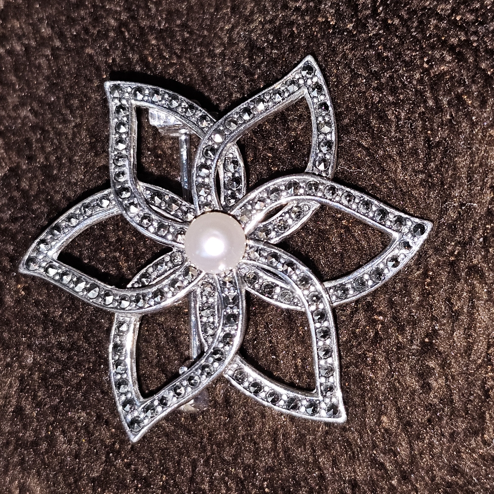 Elegant 925 Silver Floral Brooch with Pearl Center
